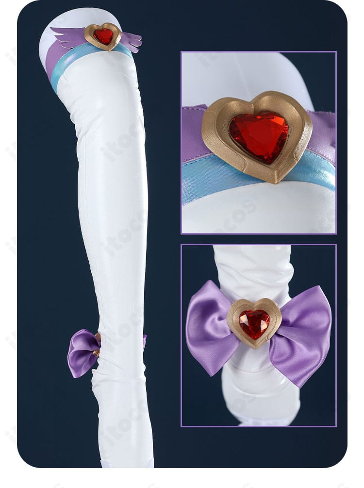 足元の装飾ディテール。靴やソックスに施されたモチーフと配色の統一感が確認できる画像