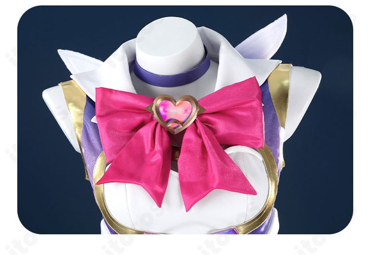 襟元ディテール。装飾のステッチと縁取り、光沢素材の質感が分かるクローズアップ