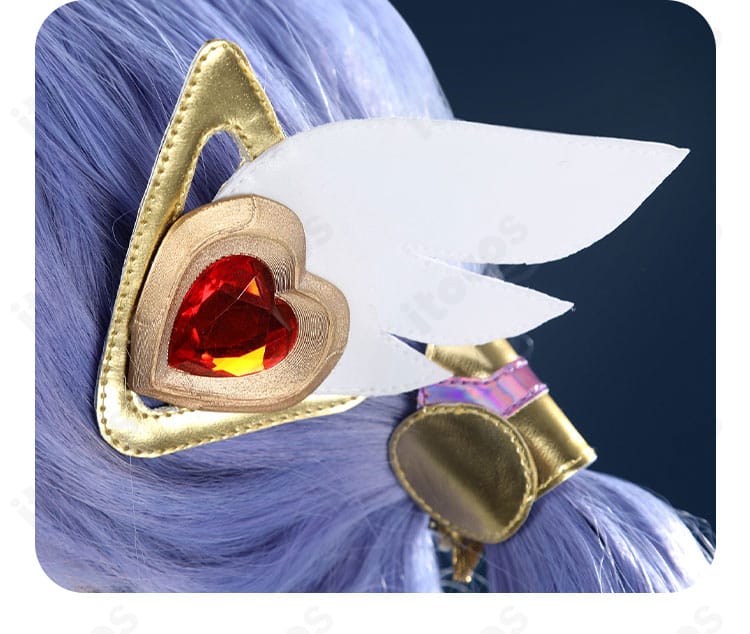 羽翼型髪飾りのクローズアップ。ファンタジー感を強調する羽根モチーフの造形が見える画像