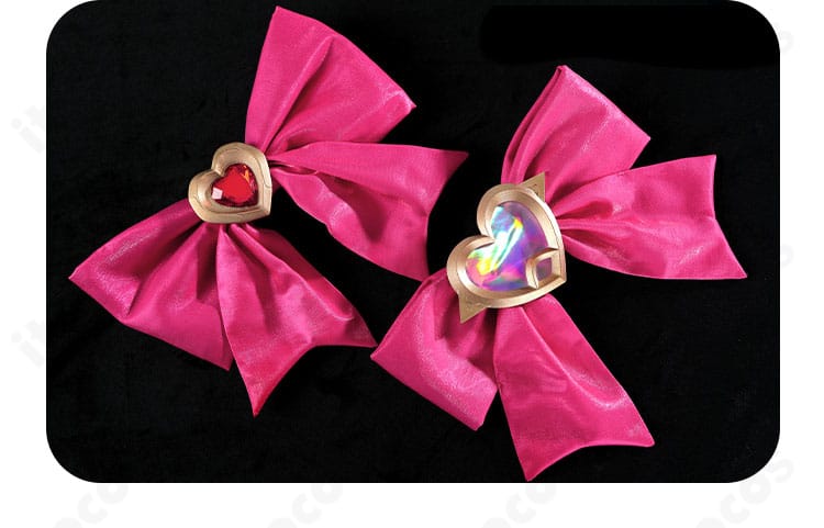 胸元の蝶結び装飾を別角度で撮影。リボンの厚みと生地の光沢が見える画像