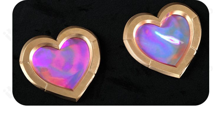 腰飾りの近接写真。エレガントな曲線と固定ベルトの構造が分かる画像