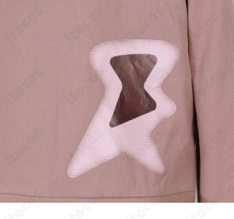 コートのパターン装飾部分。刺繍風の意匠を近距離で表現したディテール写真。