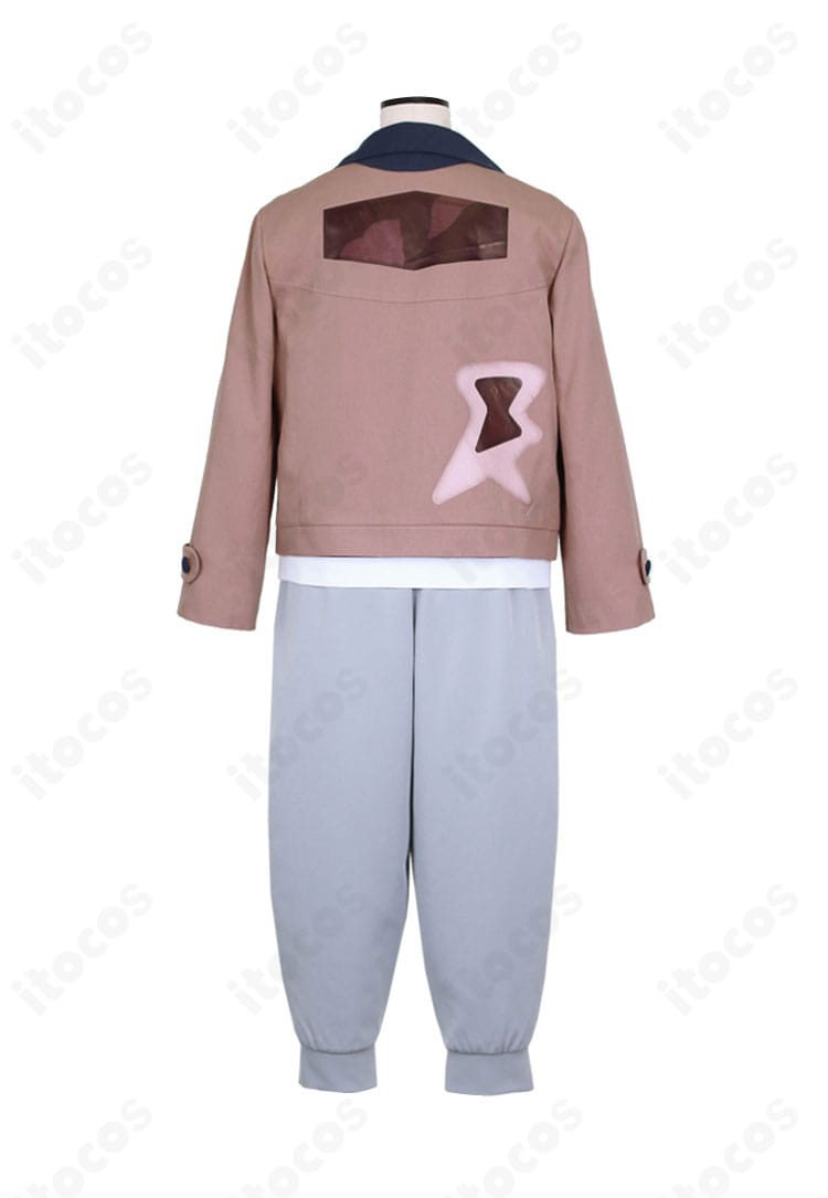 ガイ コスプレ衣装の背面。背中の装飾や切り替えラインを明瞭に捉えた写真。