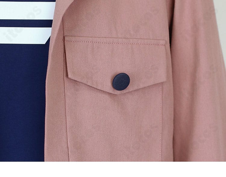 コートのボタン装飾。質感と配置が分かるクローズアップ。