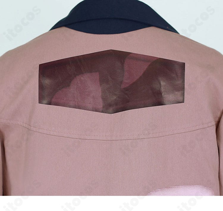 コート背面の全景。特徴的な背面デザインと落ち感のあるシルエット。