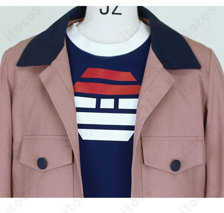 コート襟元の装飾ディテール。縫製ラインと意匠をアップで確認できるカット。