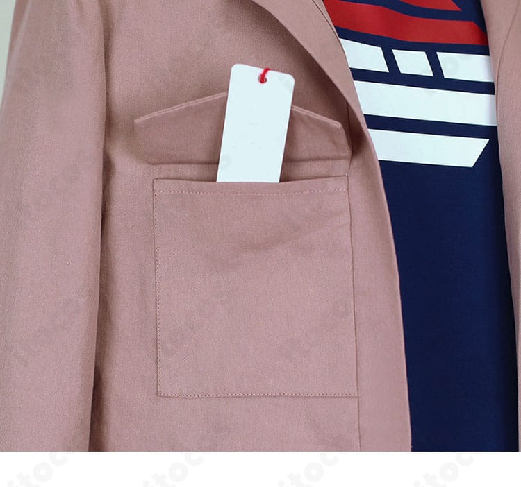 コートのポケットディテール。実用性とデザイン性を両立した仕様。