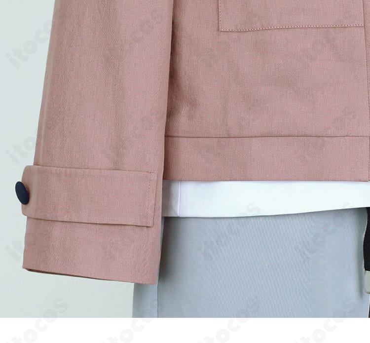 コート袖口の装飾。ステッチとカフ部分の仕立てを示す写真。