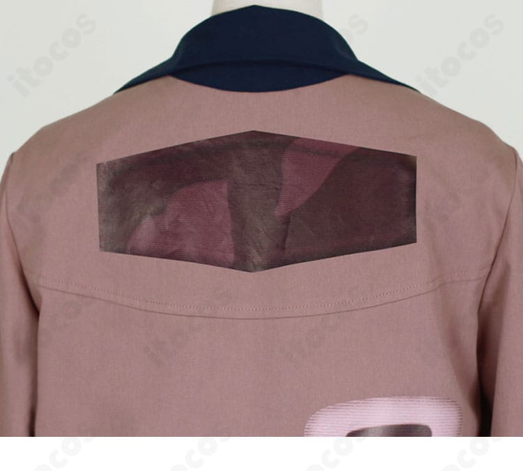 背面ディテール。センターラインと縫製の整った仕上がりで、コートの落ち感と端正さが伝わる画像。