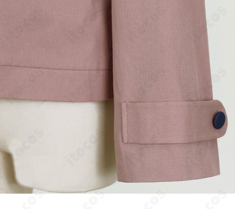 袖口ディテール。タウニーのコートのカフス処理と細かな縫製を確認できる画像。