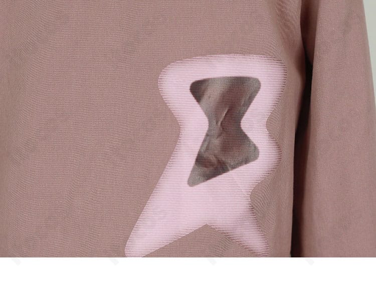 襟パターン装飾の接写。タウニー衣装の襟元に配された美しいパターンと生地の質感がわかる画像。