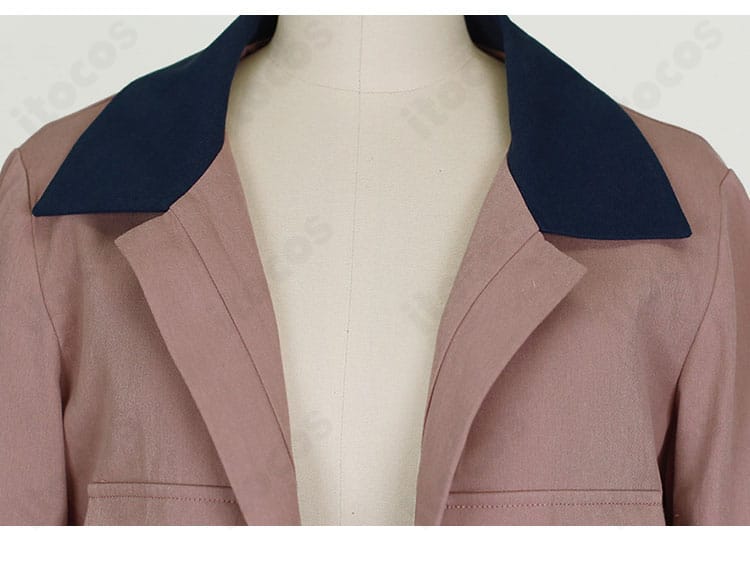 襟元ディテール。タウニーのコート襟に施された精巧な刺繍とエッジの効いたラインを示すクローズアップ。