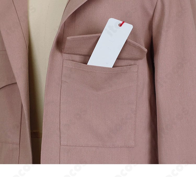 胸ポケット風意匠の接写。タウニー衣装の胸元デザインと都会的アクセントが映えるディテール画像。