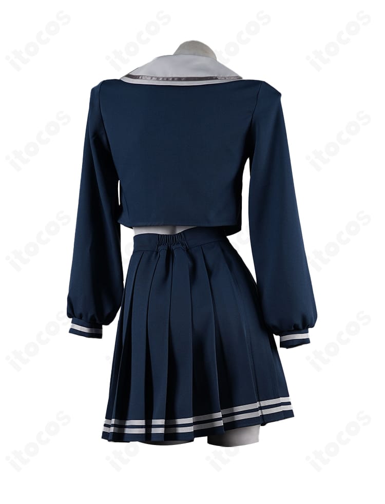 若葉睦 月ノ森女子学園 制服コス（ダークブルー）の背面。背中のシルエットとスカートのプリーツ配列が分かる角度。