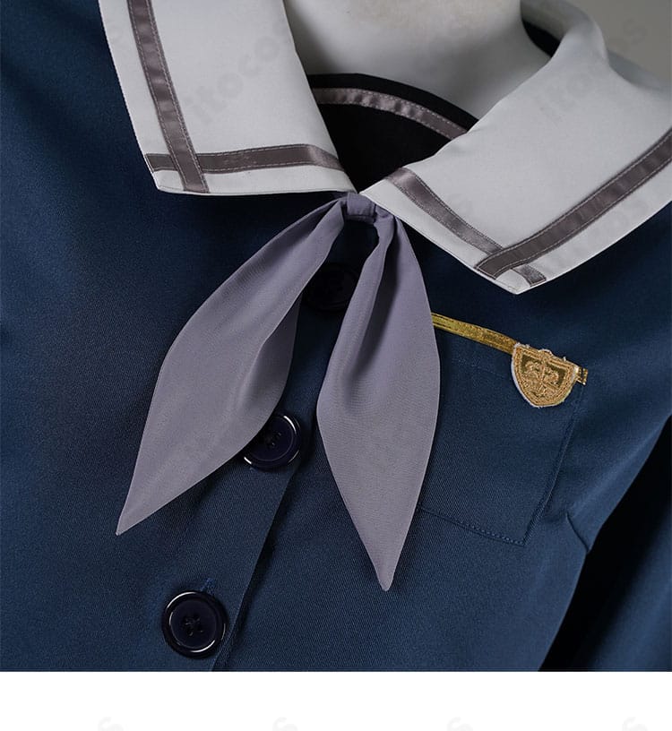 若葉睦 制服コスのスカーフ結びディテール。結び目の形が整いやすい長さと質感を示すクローズアップ。