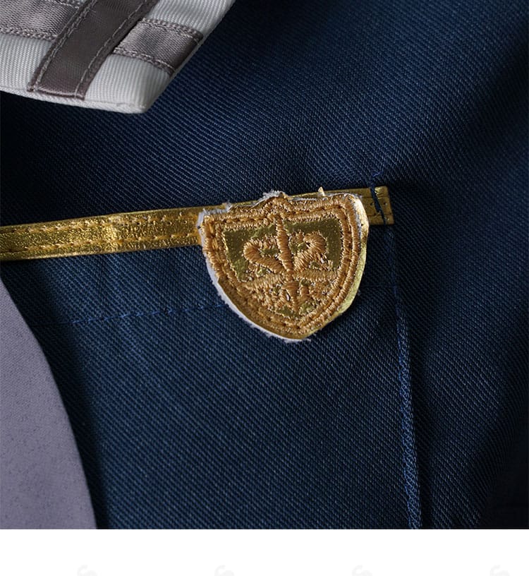 若葉睦 制服コスの胸元ディテール。襟周りとスカーフの通し方、ヨークラインの見え方を強調。