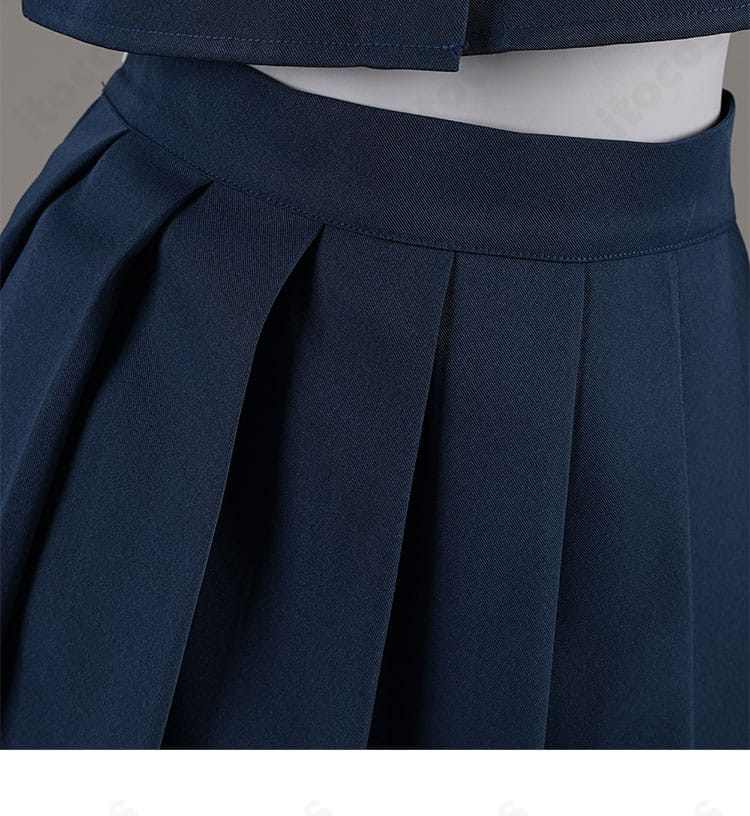 若葉睦 制服コスのスカートディテール。プリーツの幅と揃い方、生地の落ち感を示す。
