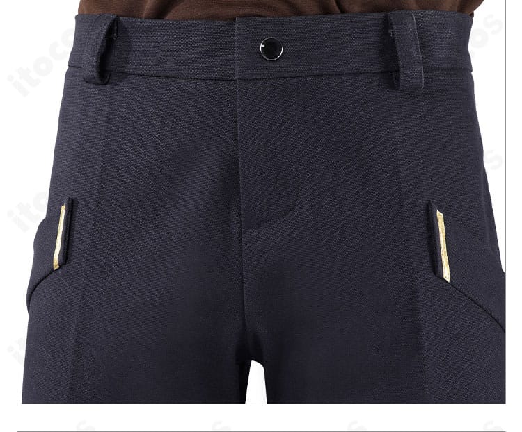 パンツのウエスト部分のディテール。ベルトラインとトップスの収まりが美しく見える構図。