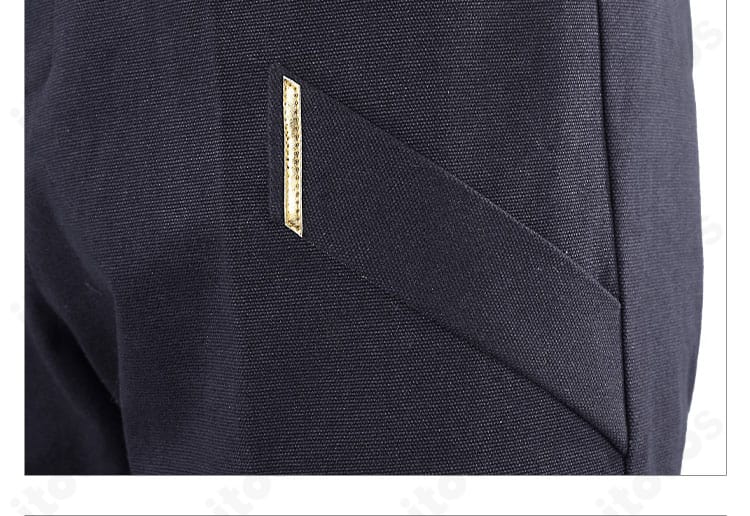 パンツ裾付近の装飾ディテール。レッグ部分の切り替えとステッチを近接で表現。