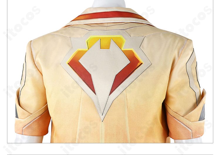 外套背面の装飾細部。ヨーク切り替えと背面ラインの立体感を強調。