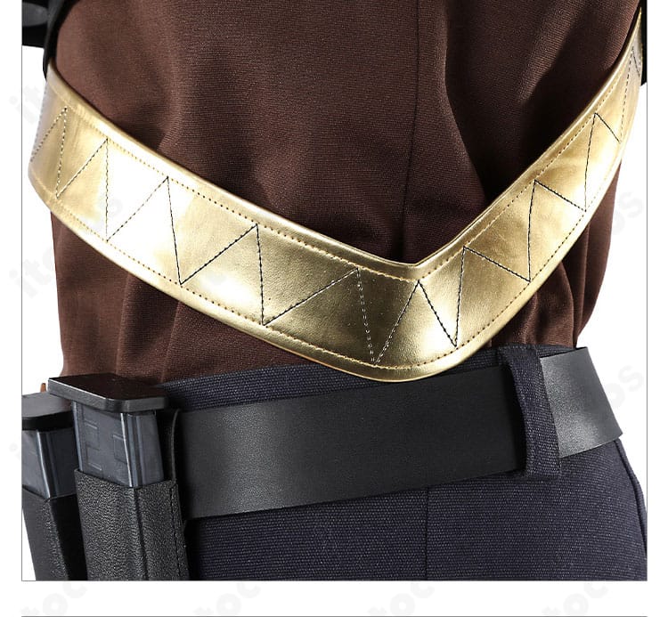 腰部装飾の詳細。腰回りのパーツ配置とベルト通しの仕立てを強調。