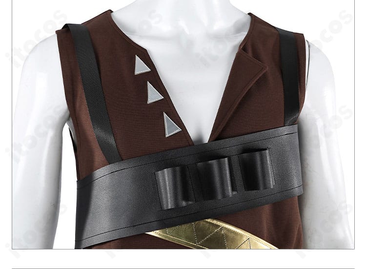 肩帯と胸飾りの詳細。胸ベルトの金具と配列、ショルダーストラップの構造がわかる画像。