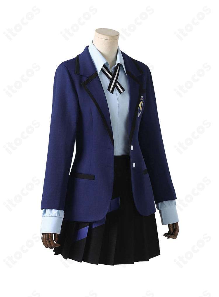 ニャアン コスプレ衣装のサイドビュー。コートのシルエットとスカートの広がり、袖の長さバランスを確認できる角度。