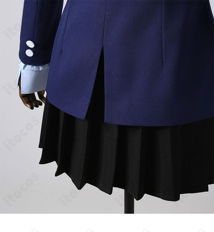 コスプレ衣装の背面装飾ディテール。後ろ身頃の刺繍と切り替え、縫い目の整いを捉えた接写。