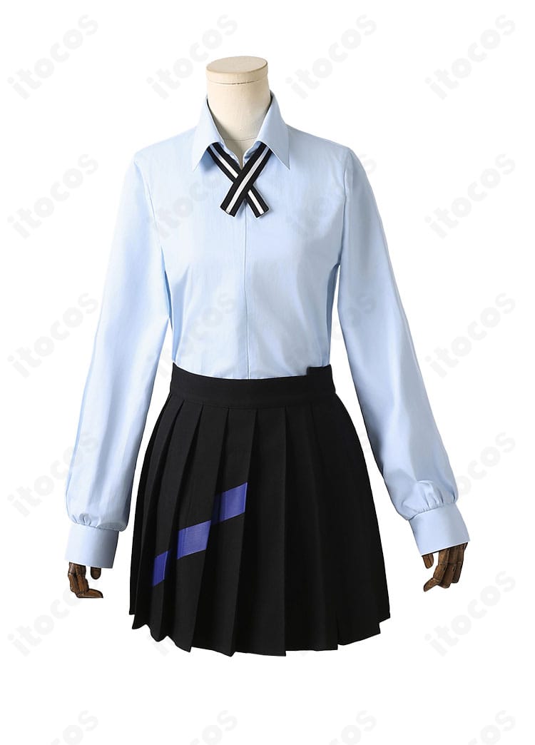 コスプレ衣装の内側シャツディテール。襟元の仕立てや縫製、ボタンの配置など着心地に関わるポイントを示す近接画像。