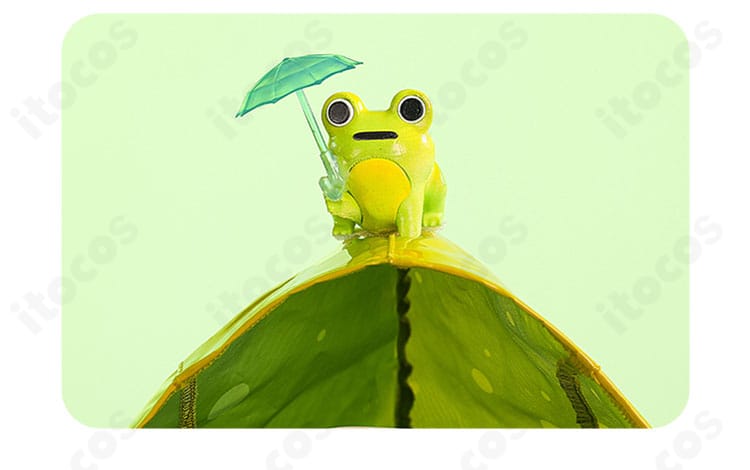 青蛙モチーフの帽子装飾アップ。レイニー・デイ特有の可愛いアクセントを強調