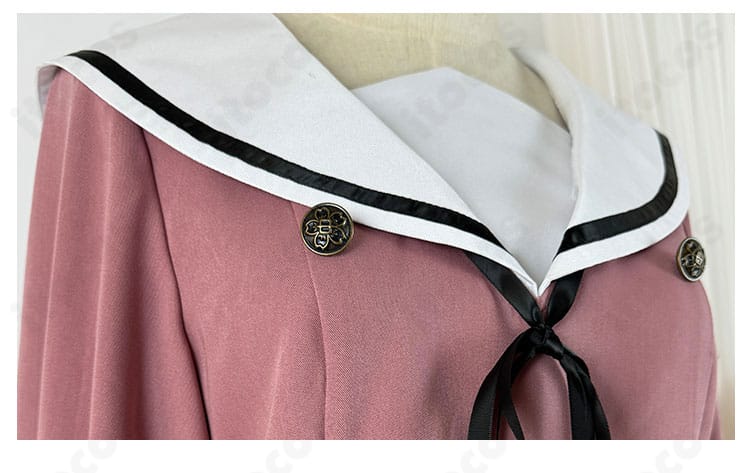 和栗薫子コスプレ衣装のボタン装飾ディテール。質感と意匠の近接ショット。