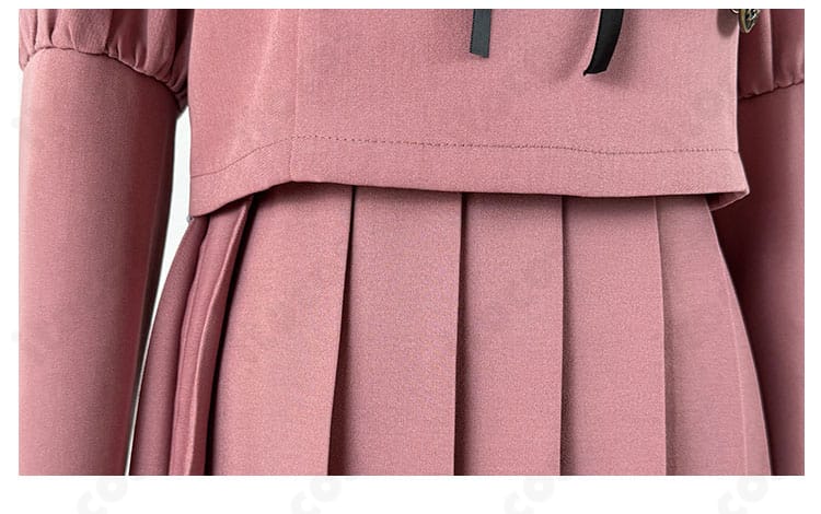 和栗薫子コスプレ衣装の裾部分クローズアップ。端整なステッチと装飾の仕上げを強調。