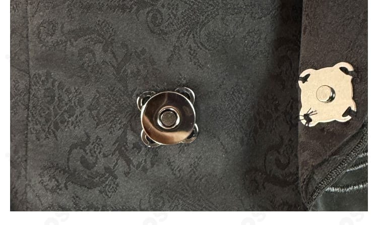 仮面ライダーガヴ グロッタ・ストマック衣装の襟元ボタン装飾を強調したクローズアップ