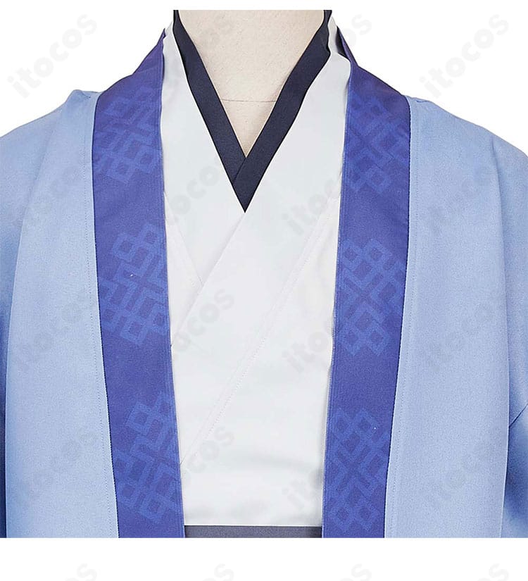 襟元アップ。壬氏コスプレ衣装の襟まわり装飾と縁取りの仕上げが分かるディテール画像。