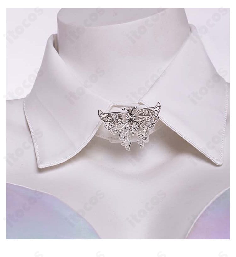 ネックレス調飾りのアップ。煌めくアクセントで胸元を華やかに見せるディテール