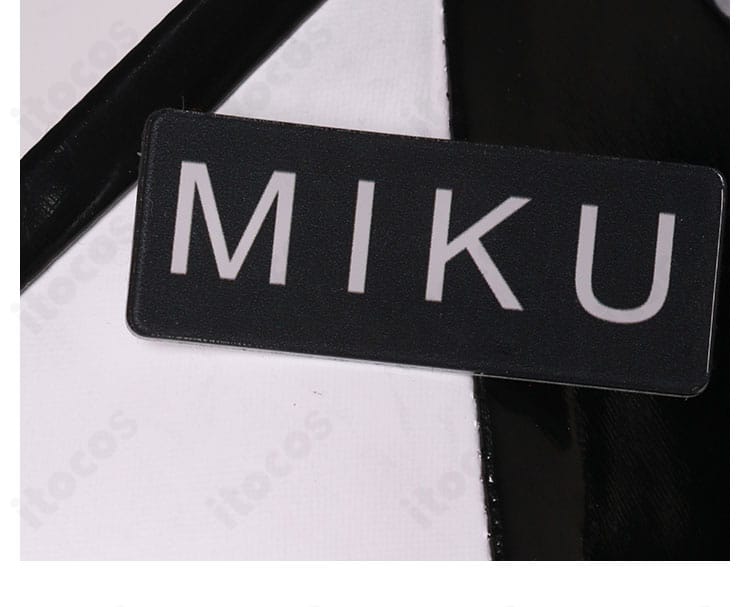 胸飾りディテールの接写。装飾の立体感と固定位置が分かる、撮影時の見え方参考画像。