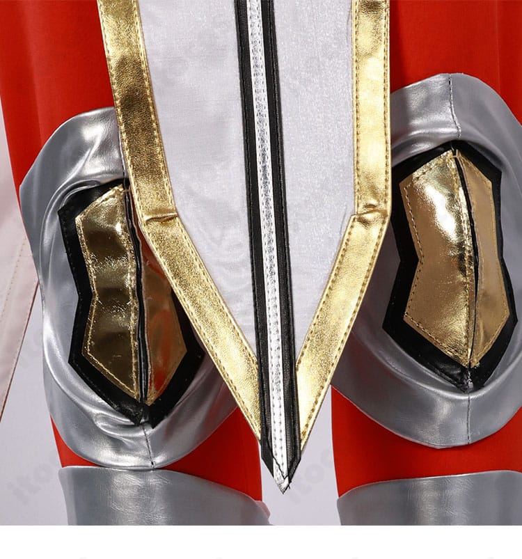 パンツのレッグディテール。レッグカバーとのつながりと装飾ラインが見える画像