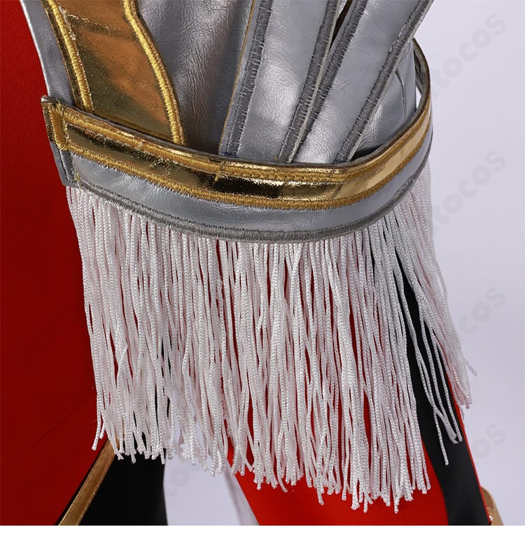 左肩フリンジ装飾の近接。動きに映えるフリンジの長さと取り付け位置を示す画像