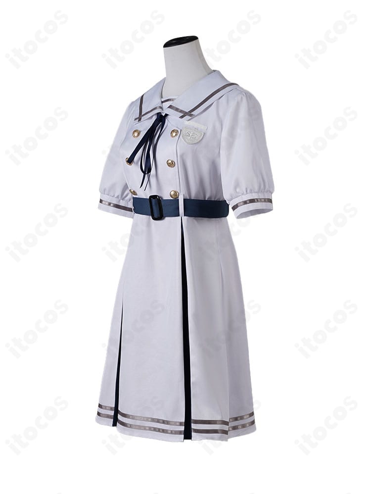 若葉睦 月ノ森女子学園 夏服コスの側面。ウエストのベルト位置やライン、フィット感が分かる角度の写真。