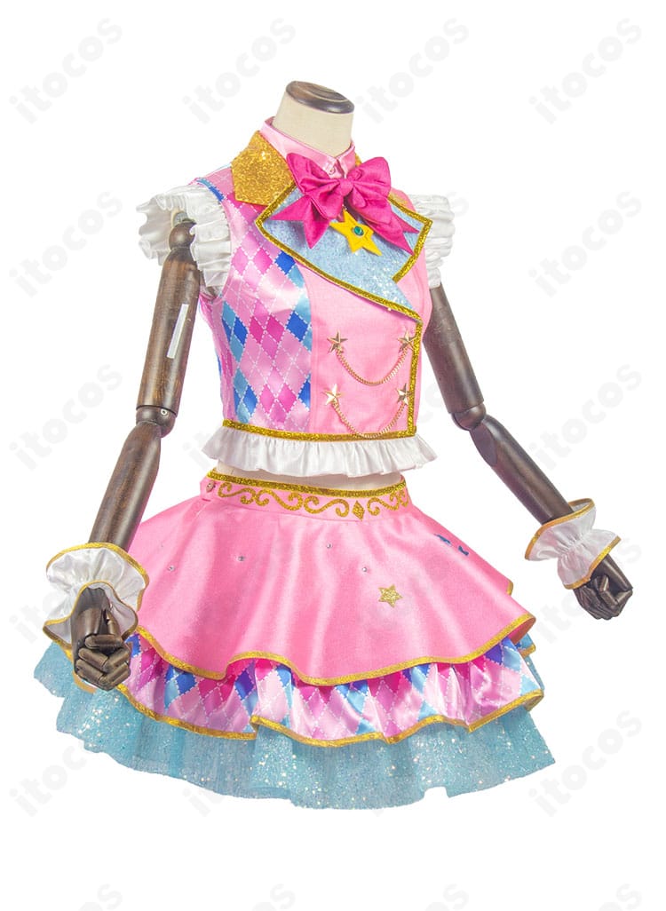 虹野ゆめ ピンクスターコーデ右側面。ウエストラインとリボン位置、側面シルエットを確認できる画像。