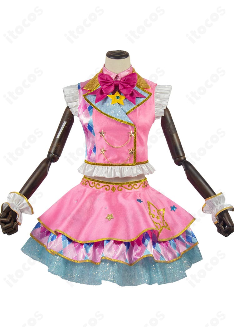 虹野ゆめ ピンクスターコーデの正面全体。コート・トップス・スカートの配色と装飾ディテールが分かる画像。