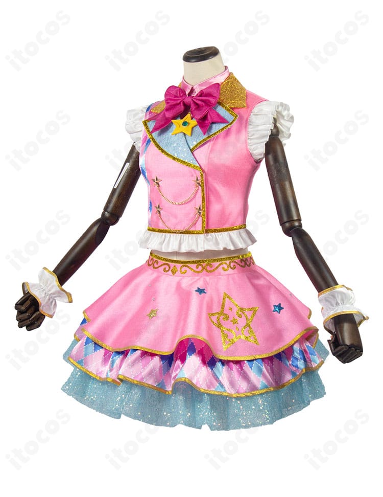 虹野ゆめ ピンクスターコーデ左側面。袖口やスカートのフレア感、側面の装飾配置が見える画像。