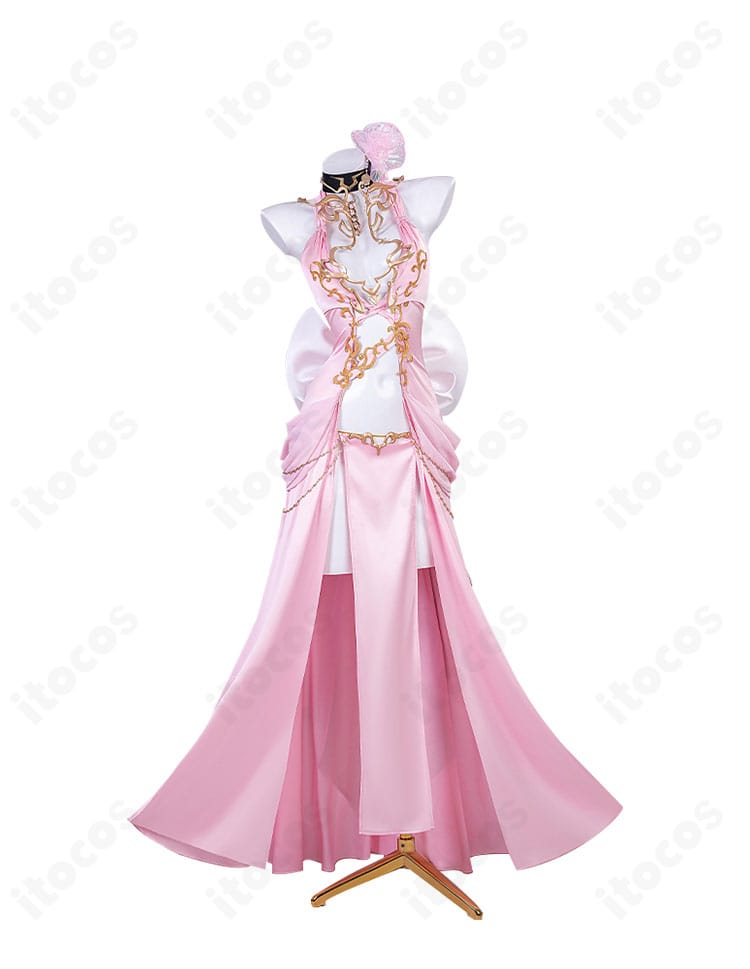 C.C. ピンクドレスの正面ディテール。胸元刺繍と胸飾りの意匠がわかる