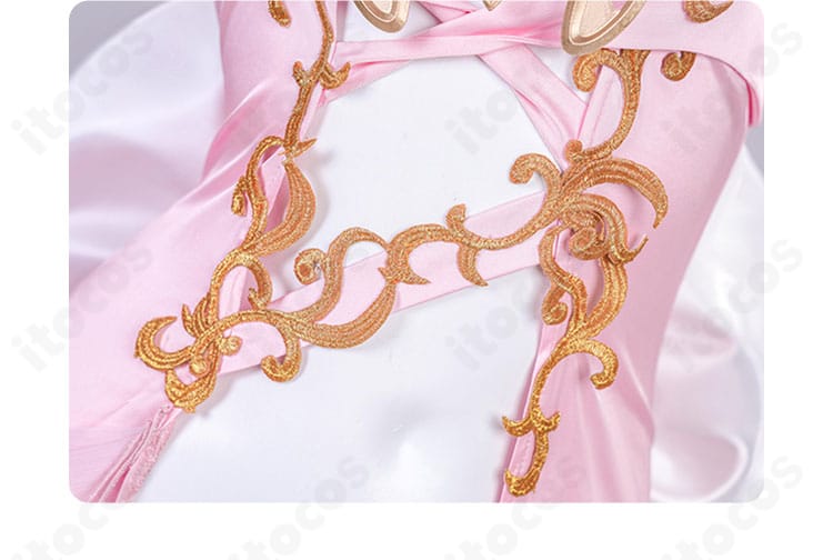 C.C. ドレスの胸元と腰部装飾のクローズアップ。華やかな立体モチーフが特徴