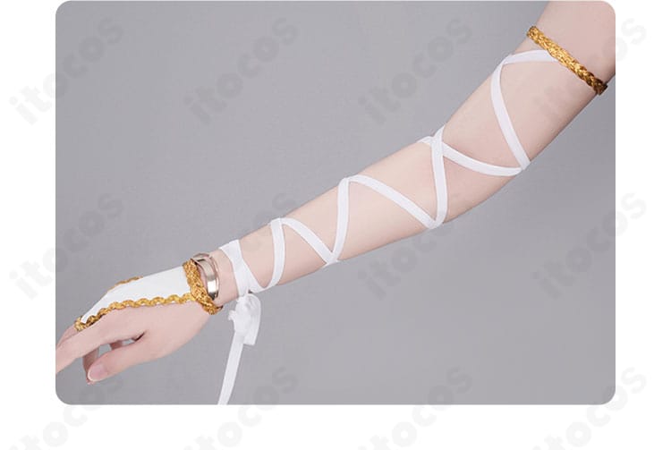 C.C. 手首飾りの近接写真。上品な素材感と高級感のある意匠