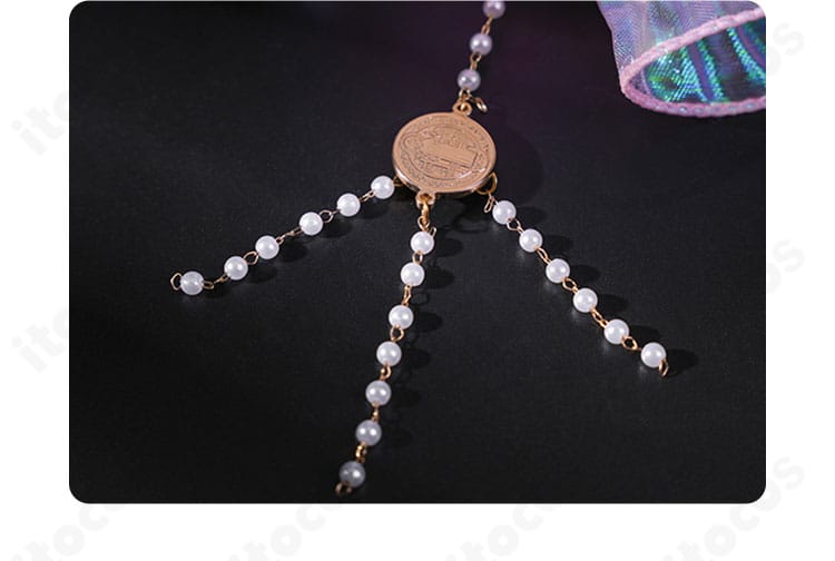 C.C. ヘアアクセサリーのアップ。ドレスと調和するデザインと光沢感