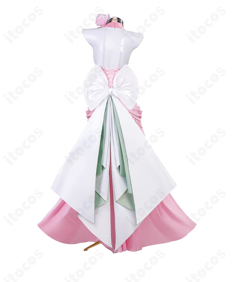 C.C. ピンクドレスの背面デザイン。大きな背部蝶結びとスカートのドレープ