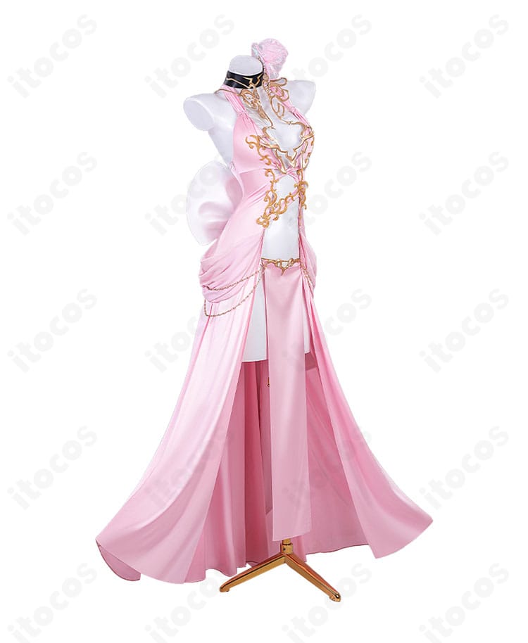 C.C. ピンクドレスの側面。ウエストラインと腰部装飾、ドレスのシルエットを強調