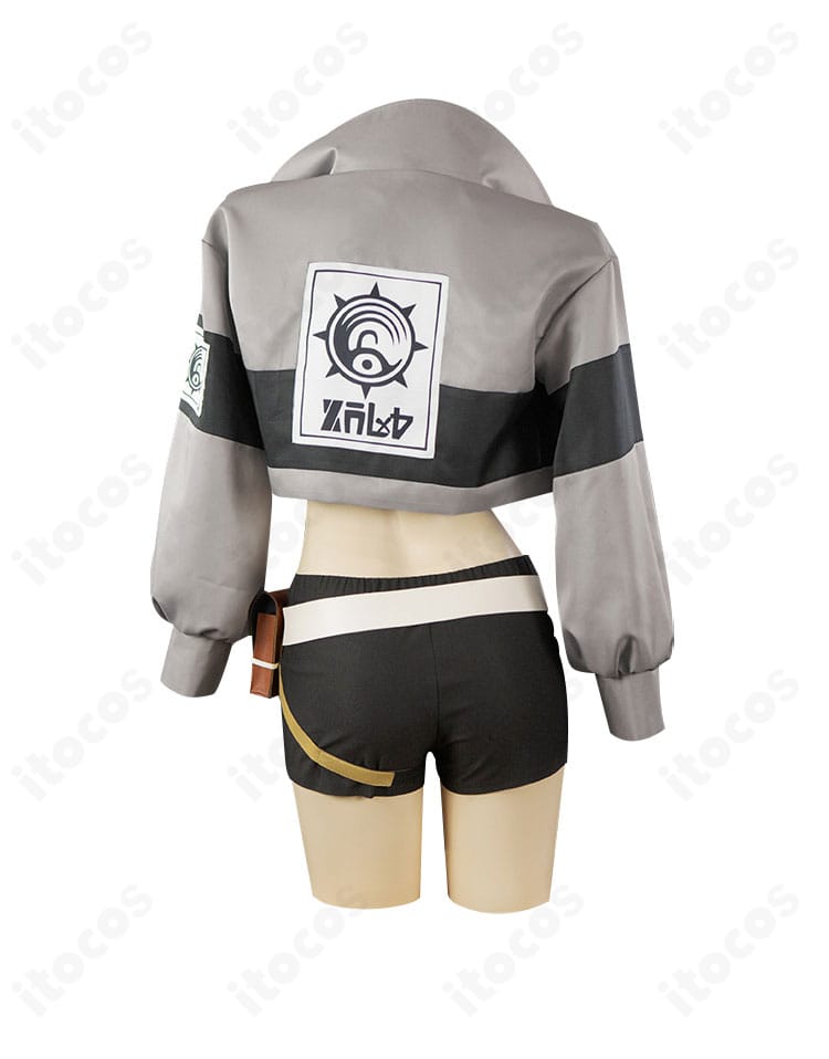 背面全体像。コートとベルト類の配置など、リヨウ衣装のバックスタイルを示す画像。