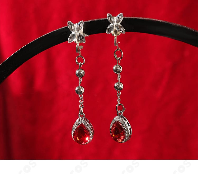 耳飾りの形状と配色、顔周りでの映え方が分かる接写